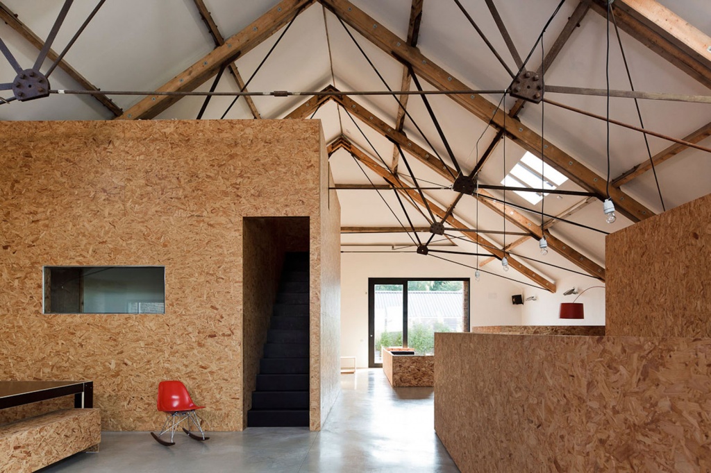 bestlivingspacewithbarnconversionsdesigncombinedwoodenceilingbeamsandblackironconstructionalsooakwoodtexturewallfeaturingredmetalrockingc.jpg bestlivingspacewithbarnconversionsdesigncombinedwoodenceilingbeamsandblackironconstructionalsooakwoodtexturewallfeaturingredmetalrockingc.jpg